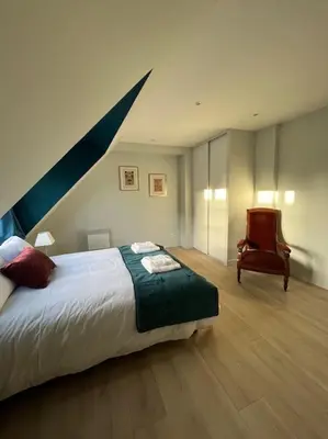 Un ou plusieurs lits dans un hébergement de l'établissement Duplex 50m2 rénové, hyper-centre, St sauveur