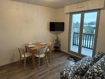 Télévision ou salle de divertissement dans l'établissement 2 Pieces acces Mer et Thalasso