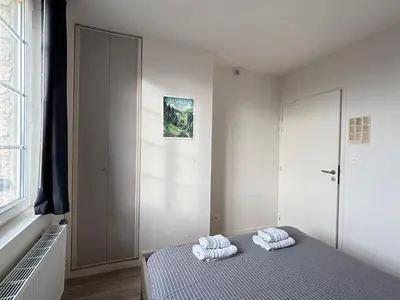 Un ou plusieurs lits dans un hébergement de l'établissement Les sables d'or Grand apt lumineux bien équipé 1er étage vue panoramique sur campagne près superette, à 600 m plage proche Omaha Beach et pointe du Hoc parking gratuit, garage à disposition