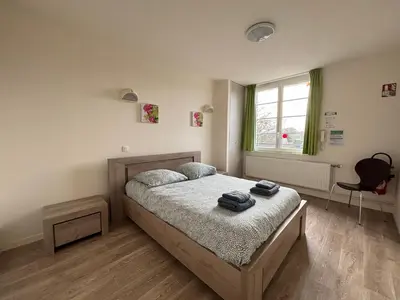 Un ou plusieurs lits dans un hébergement de l'établissement Les sables d'or Grand apt lumineux bien équipé 1er étage vue panoramique sur campagne près superette, à 600 m plage proche Omaha Beach et pointe du Hoc parking gratuit, garage à disposition