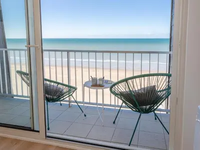 Vue générale sur la mer ou vue sur la mer prise depuis l'appartement