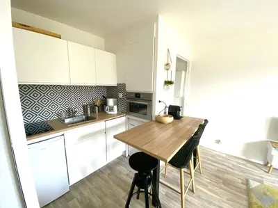 Cuisine ou kitchenette dans l'établissement Cabourg T2 tout neuf Accès direct mer Grand balcon