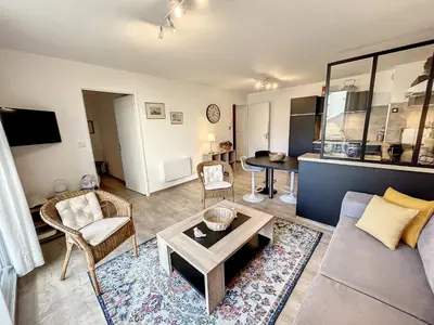 Télévision ou salle de divertissement dans l'établissement Appartement cosy bord de mer avec jardinet, garage et WiFi - FR-1-361-459
