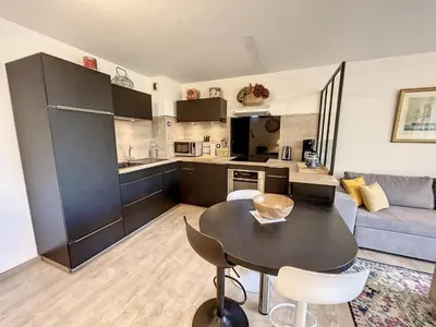Cuisine ou kitchenette dans l'établissement Appartement cosy bord de mer avec jardinet, garage et WiFi - FR-1-361-459