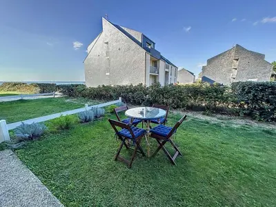 Jardin de l'établissement Appartement cosy bord de mer avec jardinet, garage et WiFi - FR-1-361-459