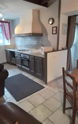 Cuisine ou kitchenette dans l'établissement Le Fry Holiday Gite