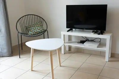 Télévision ou salle de divertissement dans l'établissement 2 pièces Port Cabourg - 2 à 4 personnes - 34 m2 - Balcon - Vue Port - Proche Plage