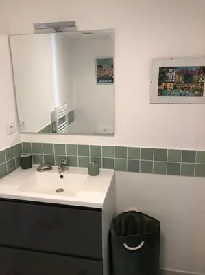 Salle de bains dans l'établissement Abbaye aux hommes, un charmant cocon pour 2,3 ou 4!