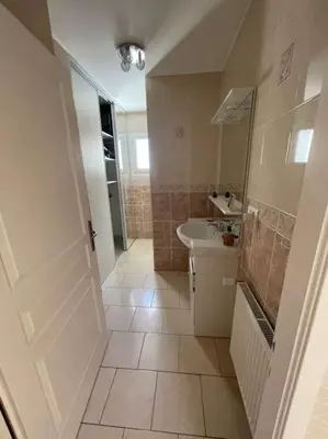 Salle de bains dans l'établissement Maison au sein d’un corps de ferme.