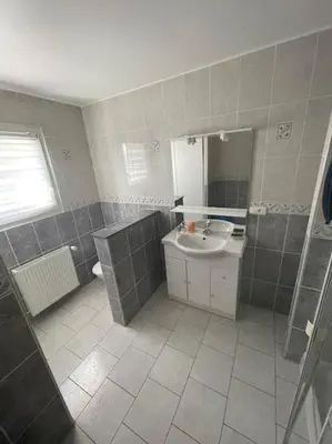 Salle de bains dans l'établissement Maison au sein d’un corps de ferme.