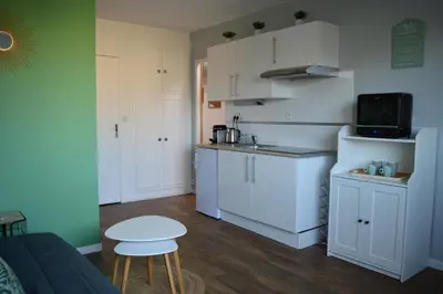 Cuisine ou kitchenette dans l'établissement Le Cocon de Nacre - à 300m de la plage - wifi