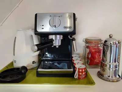 Plateau bouilloire dans l'établissement Studio au 2e étage de notre maison de ville
