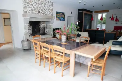 Cuisine ou kitchenette dans l'établissement Maison de Caractère à 1 Km de la Mer