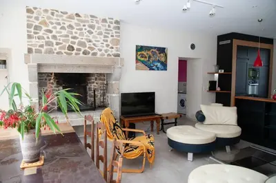 Télévision ou salle de divertissement dans l'établissement Maison de Caractère à 1 Km de la Mer