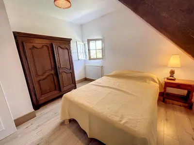 Un ou plusieurs lits dans un hébergement de l'établissement Maison avec Terrasse à 100m de la Plage, Jardin Clos, 3 Chambres, Proche Mont Saint-Michel - FR-1-361-457