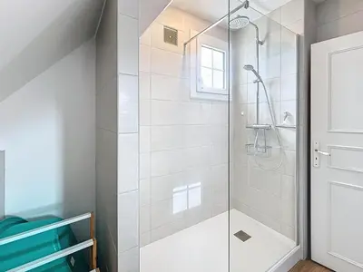 Salle de bains dans l'établissement Maison avec Terrasse à 100m de la Plage, Jardin Clos, 3 Chambres, Proche Mont Saint-Michel - FR-1-361-457