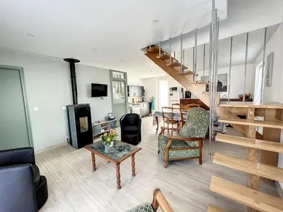 Télévision ou salle de divertissement dans l'établissement Maison rénovée 3 chambres, proche mer, jardinet équipé, centre-ville - FR-1-361-464