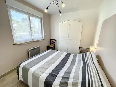 Un ou plusieurs lits dans un hébergement de l'établissement Maison rénovée 3 chambres, proche mer, jardinet équipé, centre-ville - FR-1-361-464