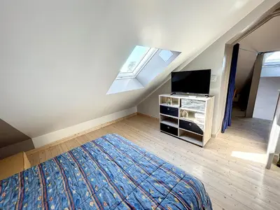 Télévision ou salle de divertissement dans l'établissement Maison rénovée 3 chambres, proche mer, jardinet équipé, centre-ville - FR-1-361-464