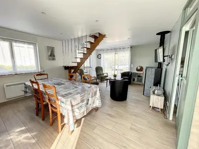Télévision ou salle de divertissement dans l'établissement Maison rénovée 3 chambres, proche mer, jardinet équipé, centre-ville - FR-1-361-464