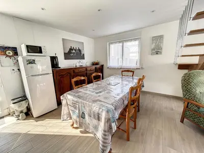 Cuisine ou kitchenette dans l'établissement Maison rénovée 3 chambres, proche mer, jardinet équipé, centre-ville - FR-1-361-464