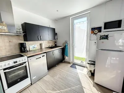 Cuisine ou kitchenette dans l'établissement Maison rénovée 3 chambres, proche mer, jardinet équipé, centre-ville - FR-1-361-464