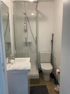 Salle de bains dans l'établissement Port de Caen Appartement