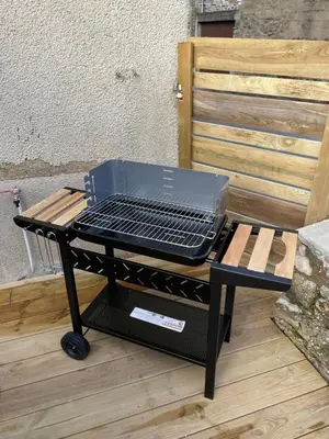 Barbecue disponible mis à disposition des clients de la maison de vacances