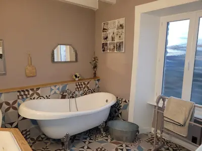 Salle de bains dans l'établissement Gîte de charme, salle de jeux, proche plage du débarquement