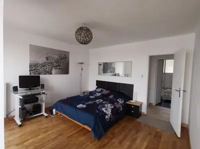 Télévision ou salle de divertissement dans l'établissement Charme et zénitude, avec vue exceptionnelle sur le port