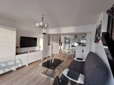 Télévision ou salle de divertissement dans l'établissement Charme et zénitude, avec vue exceptionnelle sur le port
