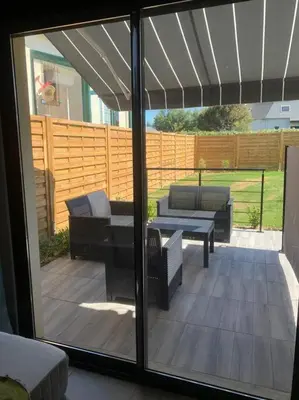 Coin salon dans l'établissement Cottage les petites voiles plage