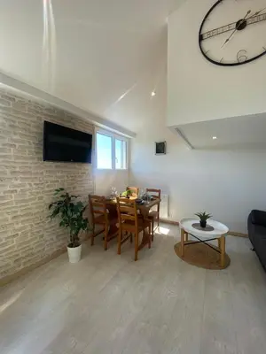 Télévision ou salle de divertissement dans l'établissement Bel appartement à deux minutes de la plage