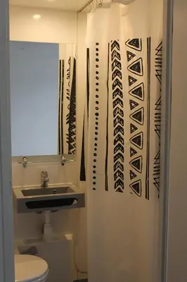 Salle de bains dans l'établissement Hôtel et Restaurant de la Gare Torigny-les-Villes