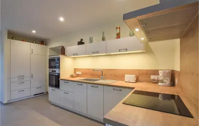 Cuisine ou kitchenette dans l'établissement Gorgeous Home In Fierville-Les-Mines