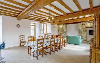 Coin salon dans l'établissement Lovely Home In Fierville-Les-Mines