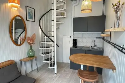 Cuisine ou kitchenette dans l'établissement Studio dans le centre près de la mer