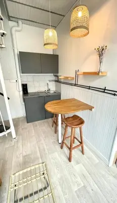 Cuisine ou kitchenette dans l'établissement Studio dans le centre près de la mer