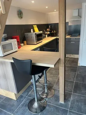 Cuisine ou kitchenette dans l'établissement Maison chaleureuse parking privé proche de la mer