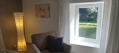 Coin salon dans l'établissement Gites du Domaine du Petit Moulin, à 15 min de la mer, D-Day, nature et calme, idéal famille