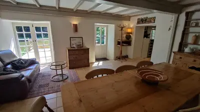 Coin salon dans l'établissement Gites du Domaine du Petit Moulin, à 15 min de la mer, D-Day, nature et calme, idéal famille