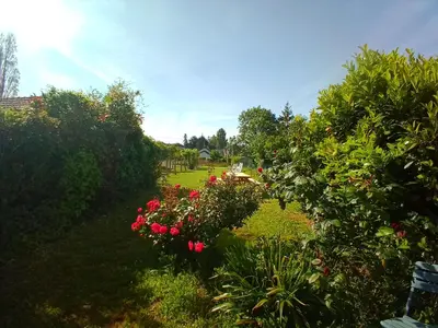 Jardin de l'établissement GITE LES TREFLES proche de la plage en baie du mont st michel