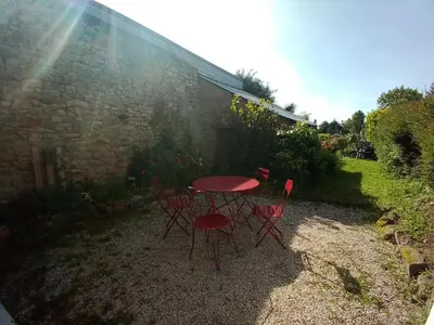 Jardin de l'établissement GITE LES TREFLES proche de la plage en baie du mont st michel