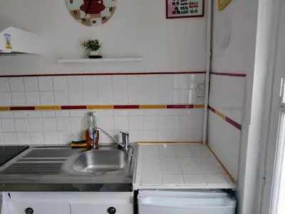 Cuisine ou kitchenette dans l'établissement LA PLAYA Grand Studio avec espace nuit et parking privatif - 40 mètres de la Promenade Marcel Proust
