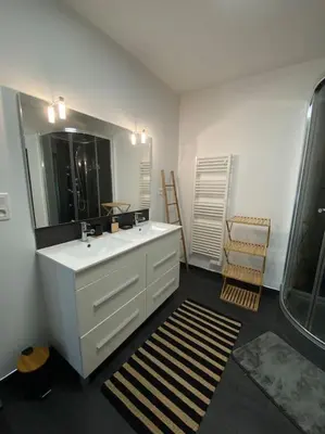 Salle de bains dans l'établissement Gite comme chez soi Ducey les Chèris
