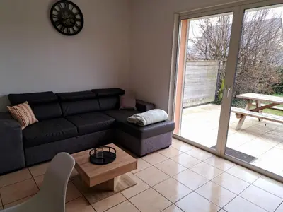 Coin salon dans l'établissement La Chaumière avec piscine privée, à 5 minutes du Mont St-Michel