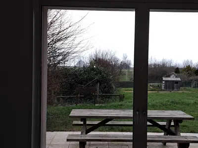 Jardin de l'établissement La Chaumière avec piscine privée, à 5 minutes du Mont St-Michel