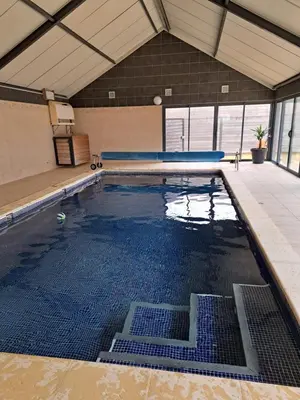 Piscine de l'établissement La Chaumière avec piscine privée, à 5 minutes du Mont St-Michel ou située à proximité