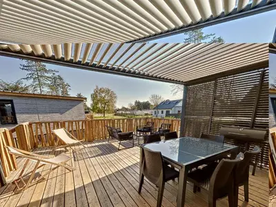 Balcon ou terrasse dans l'établissement Chalet Jullouville - 6 pers. - Piscine chauffée - Terrasse privative - Proche plage et commerces - FR-1-361-470