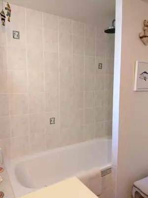 Salle de bains dans l'établissement La saunière - Chez Hélène - Gîtes en baie